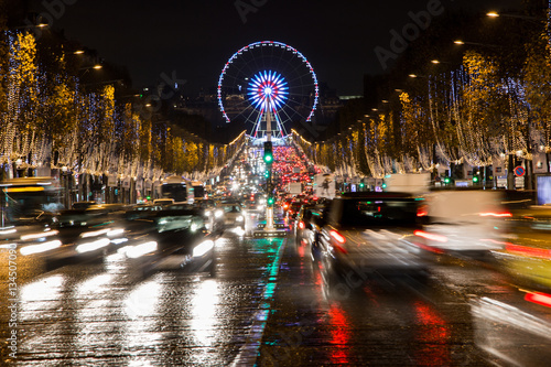 Champs Elysées de nuit en pose longue