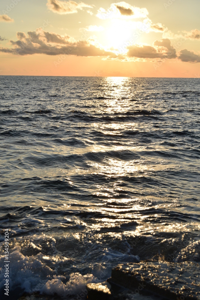 Obraz premium Sunset above sea
