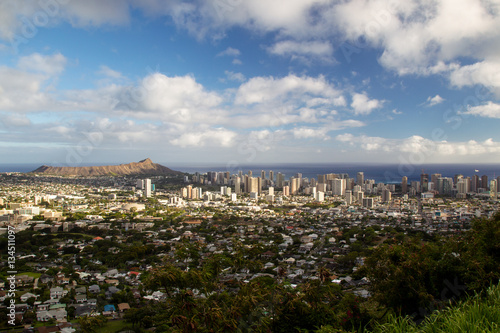 Panorama-Blick über Honolulu und den Diamond Head Crater auf Oahu, Hawaii, USA.