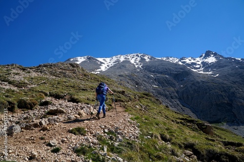 Wanderin auf dem Weg zum Plattkofel © grahof_photo