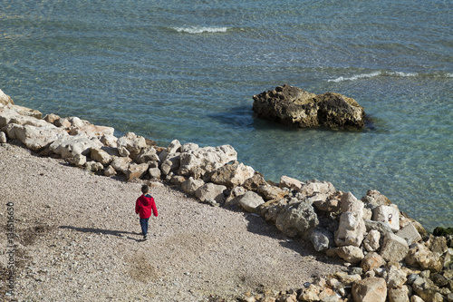 Bambino al mare photo