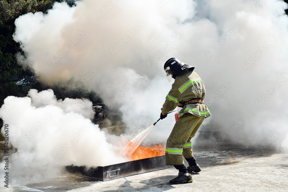 Obraz premium Firefighters fighting fire during training