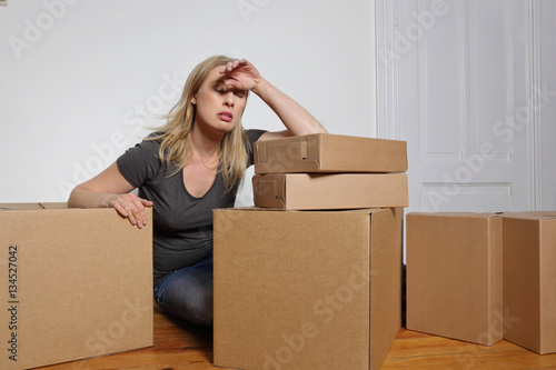 femme épuisée par son déménagement © mariesacha