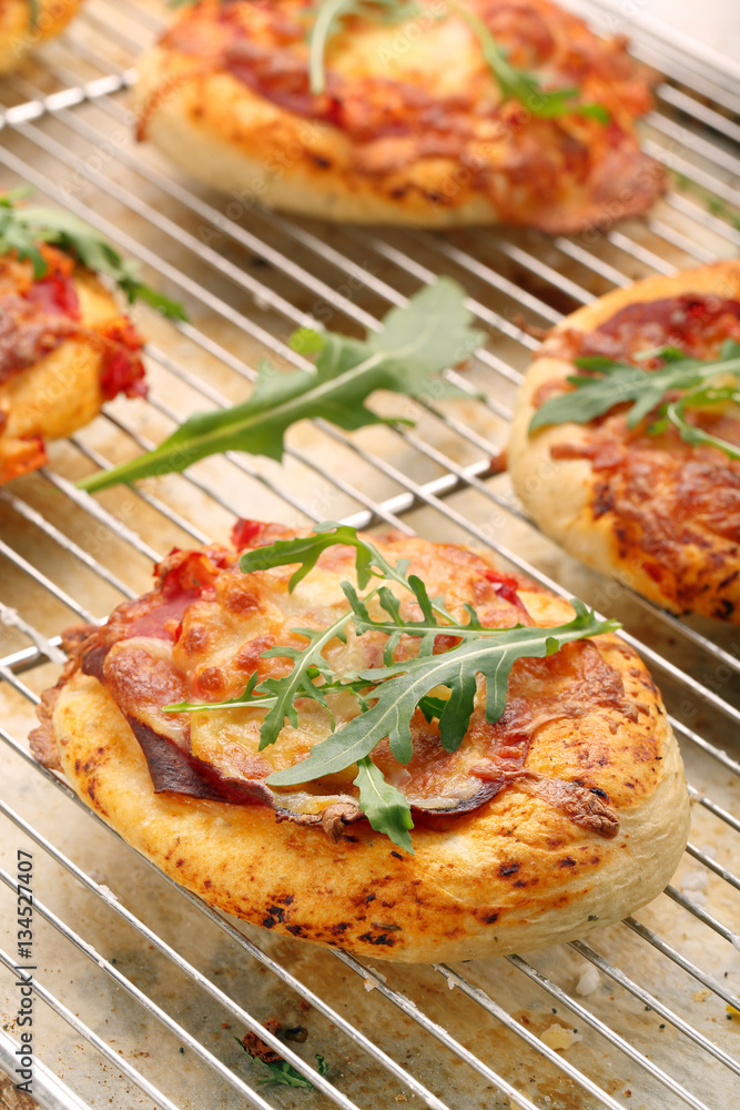 Small Pizza with mozzarella Cheese, ham and arugula Small Pizza with mozzarella Cheese, ham and arugula