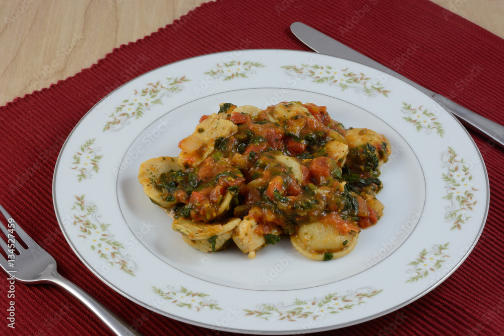Cheese ravioli with spinach and chicken in marinara sauce Cheese ravioli with spinach and chicken in marinara sauce