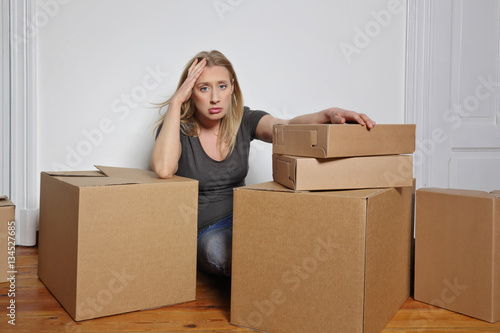 Wallpaper Mural femme épuisée par son déménagement Torontodigital.ca