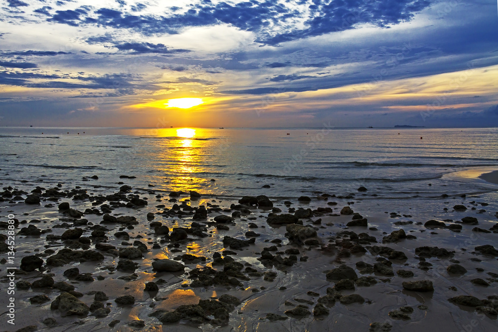 Obraz premium Sunrise morning and stone