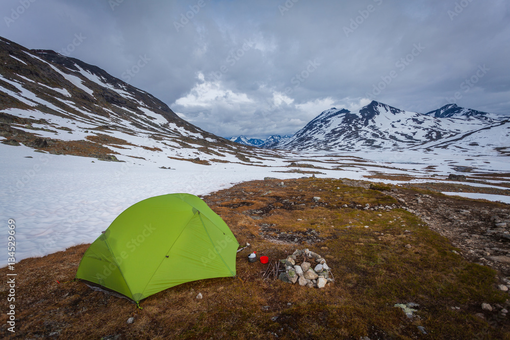 Zelt in Schneelandschaft