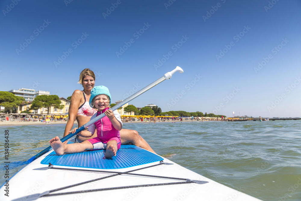 Obraz premium Mutter und Tochter zusammen auf dem Surfbrett