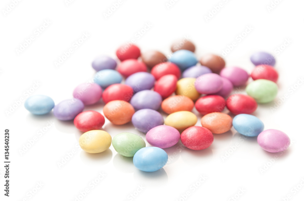 petits bonbons dragéifiés sur fond blanc petits bonbons dragéifiés sur fond blanc