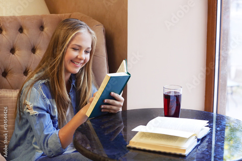 Pretty teenager girl readin...