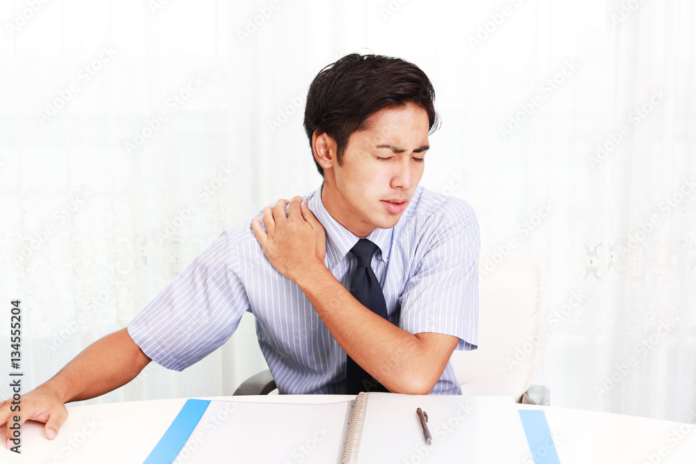 肩こりに悩む男性
肩こりに悩む男性