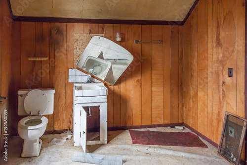 фотографія creepy scary abandoned bathroom
