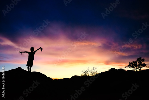 Mädchen-Silhouette vor Sonnenuntergang, Damaraland, Namibia