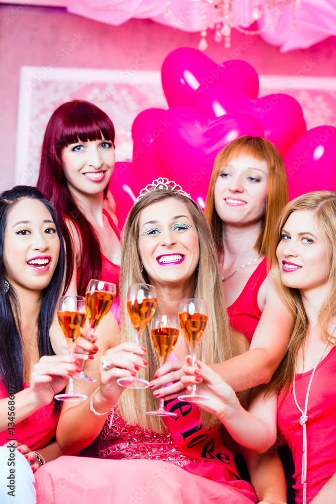 Frauen feiern Junggesellinnenabschied im Nachtclub