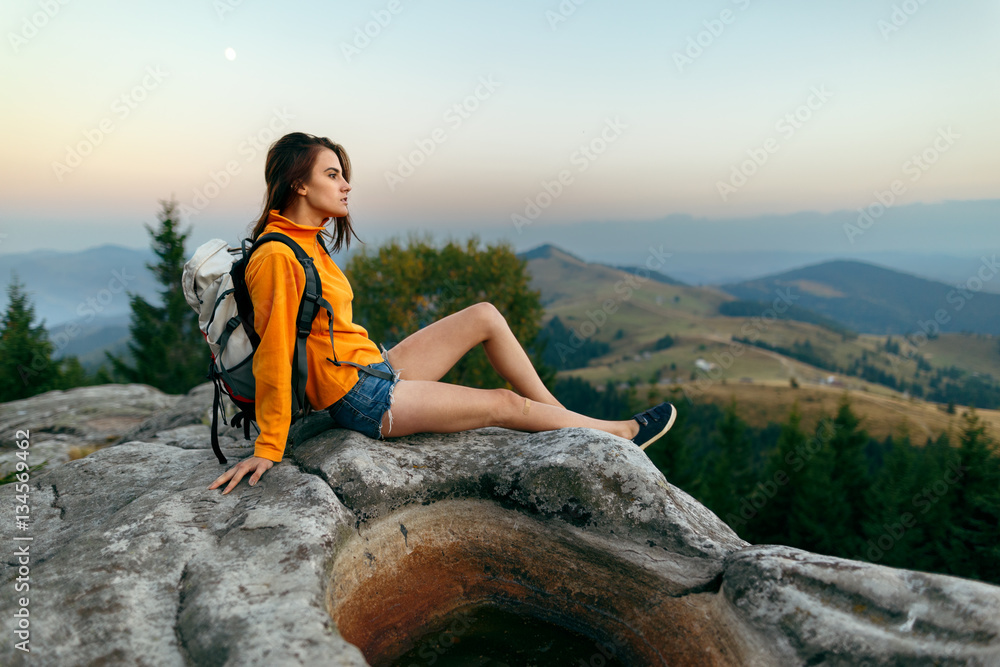 Naklejka premium Hiker woman in mountains