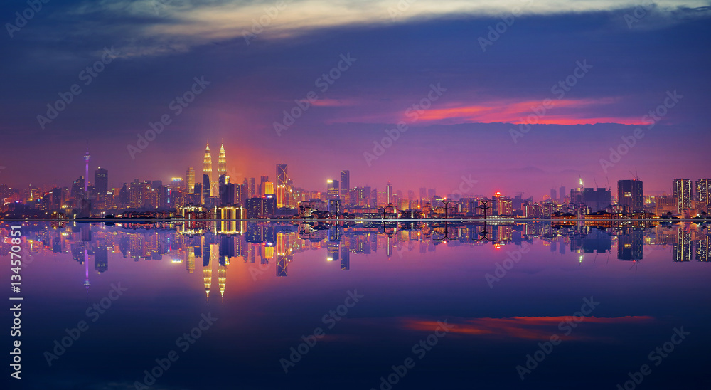 Fototapeta premium Panoramiczny widok na panoramę nabrzeża miasta Kuala Lumpur.