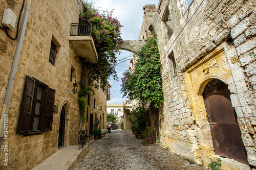 Średniowieczna łukowata ulica w starym miasteczku Rhodes, Grecja
