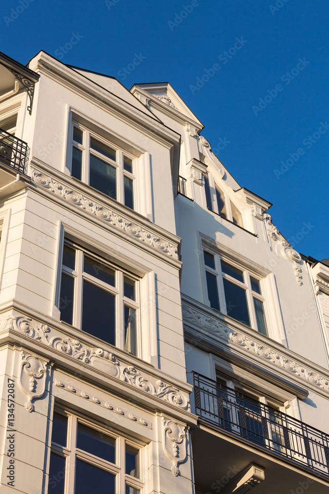 Obraz premium weißer Altbau mit Erker_2016