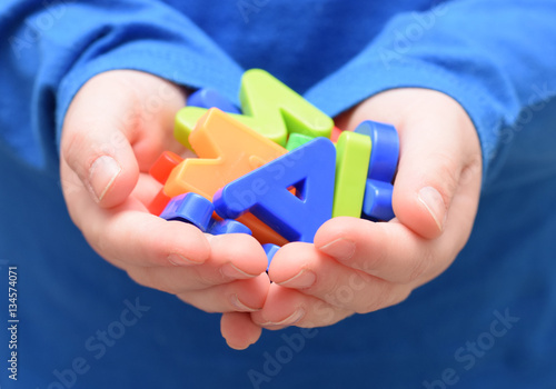 Wallpaper Mural letters are in hands Torontodigital.ca
