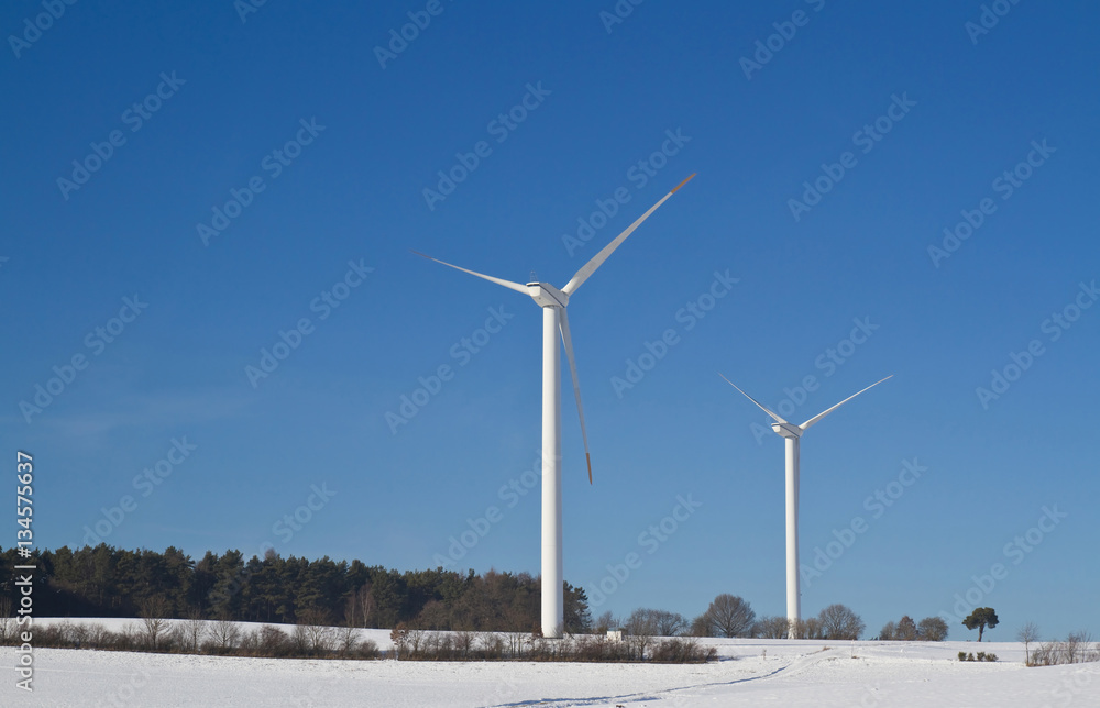 Fototapeta premium Windräder im Schnee