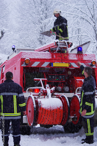 pompiers - intervention en hiver © minicel73