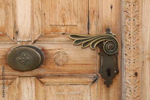 Old wooden door, historische Eingangstür photo