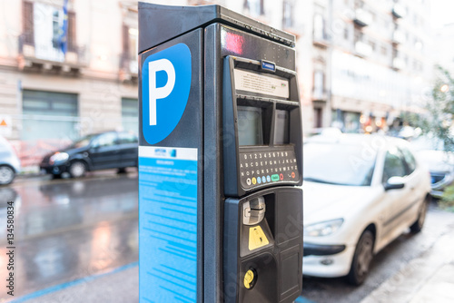 Parcometro in una strada di città, funzionante con denaro contante e con carte di credito.