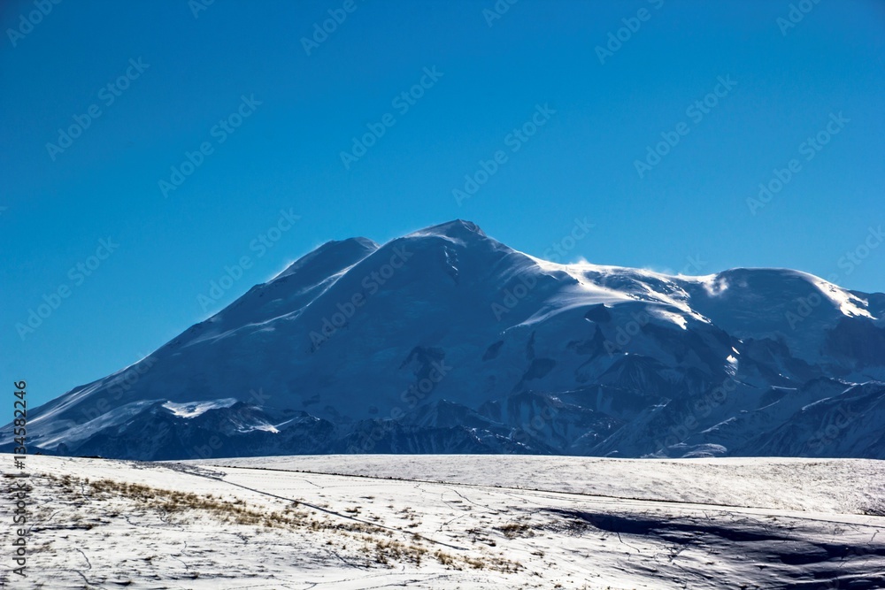 гора Эльбрус в снегу, зимний пейзаж, Северный Кавказ
