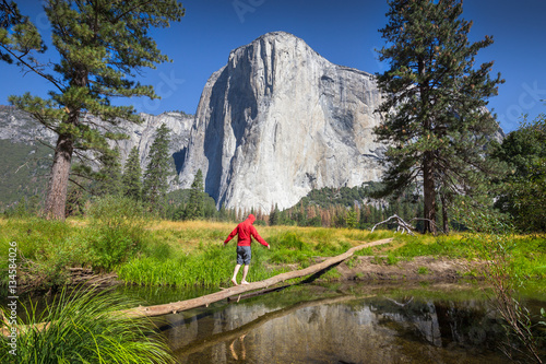 Obraz na płótnie Young hiker balancing on a tree in front of El Capitan, Yosemite National Park, California, USA w salonie
