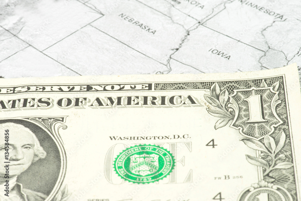 Fototapeta premium Ein Dollar Geldschein und die Landkarte der USA