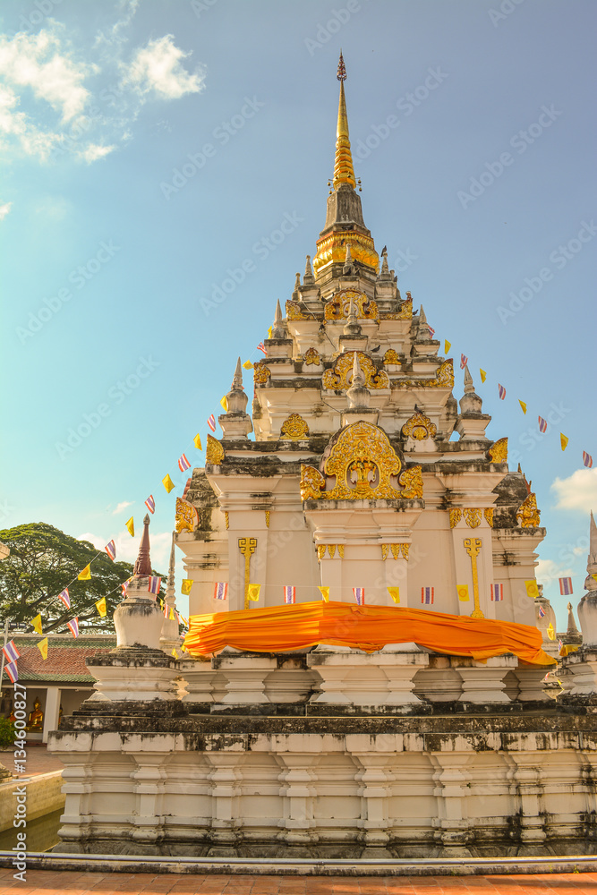 Fototapeta premium Phra Borommathat Chaiya Constructed along Mahayana Buddhist's beliefs of the 7th century, the great chedi is reputedly the best preserved Srivijaya artwork in Thailand