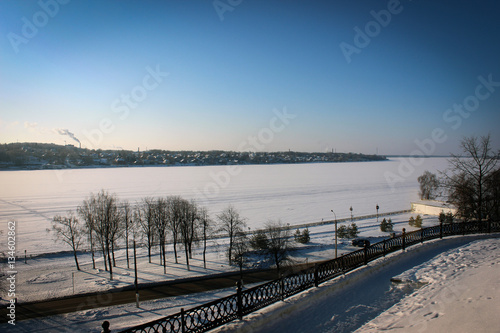 Замерзшая река Волга в Костроме, Россия © free2trip