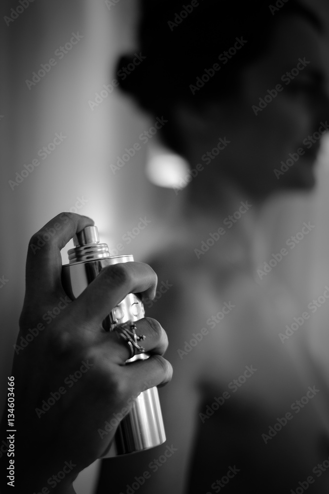 Fototapeta premium Mademoiselle se parfume !