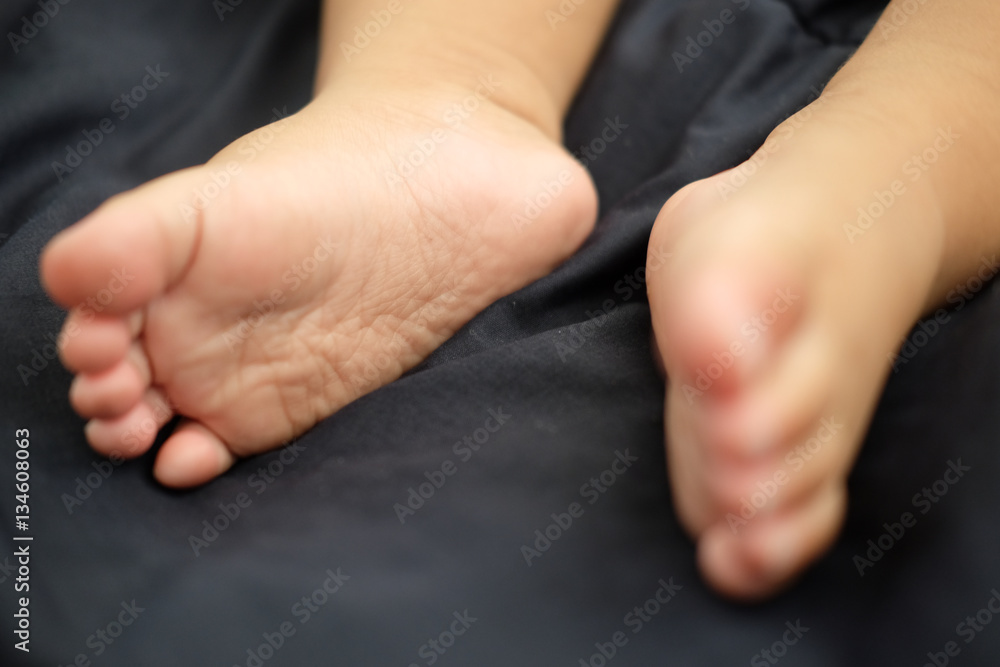close up bare feet of a cute newborn baby