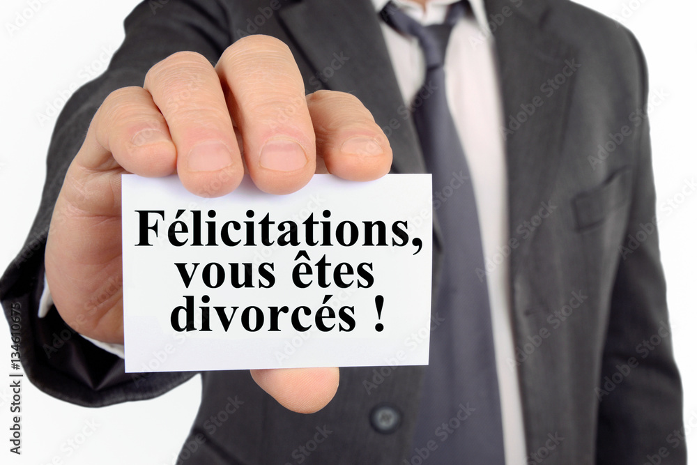 Homme tenant une carte avec écrit dessus félicitations vous êtes divorcés Homme tenant une carte avec écrit dessus félicitations vous êtes divorcés