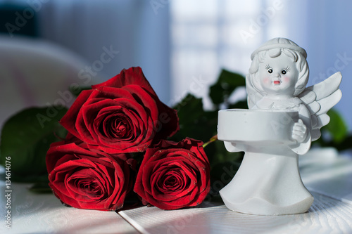 Wallpaper Mural Красные розы и статуэтка Ангел Torontodigital.ca