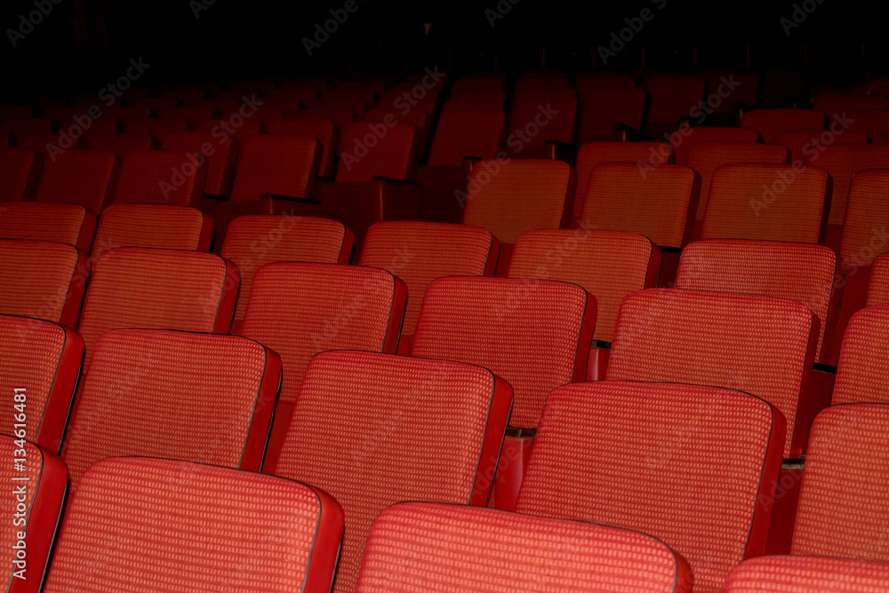 Obraz premium Red chairs from the tissue in an empty auditorium