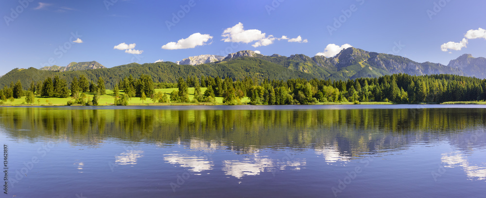 Plakat Panorama und Wasserspiegelung der Berge im Allgäu