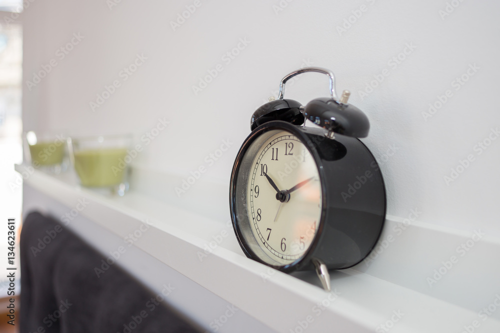 Naklejka premium Alarm clock on a shelve