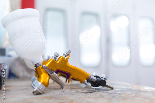 Fotografie Two spray gun workshop in paint chamber