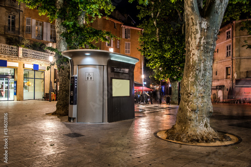 Toilettes publiques la nuit (Aix en Provence)