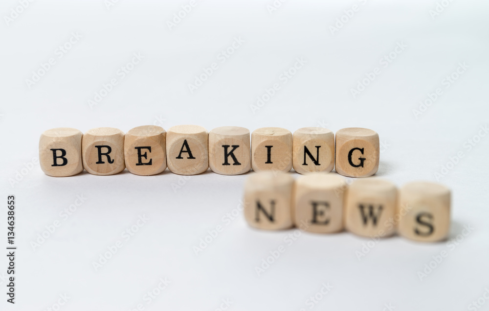 Information / kleine Holzwürfel mit den Worten Breaking News Information / kleine Holzwürfel mit den Worten Breaking News