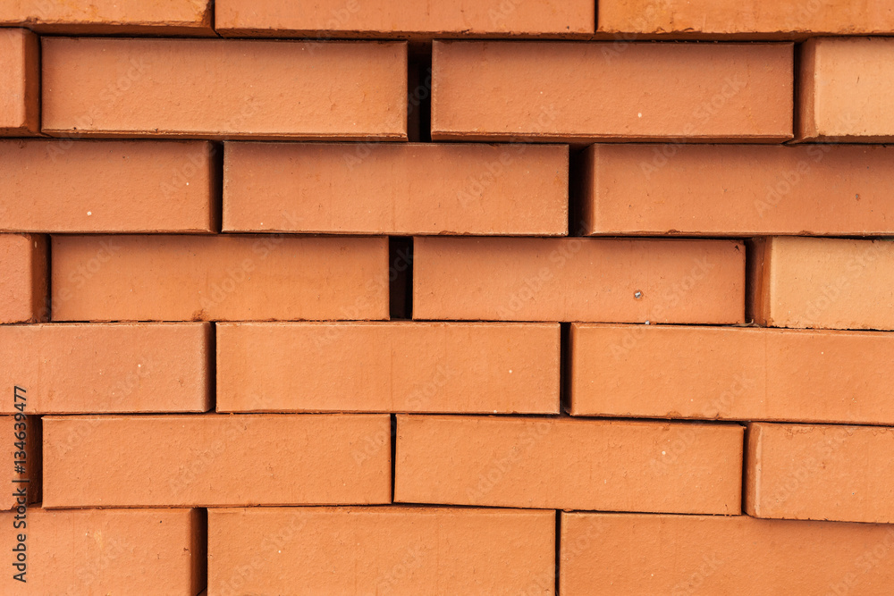 Obraz premium Cegły na stosie. Czerwone bloki ułożone w rzędzie