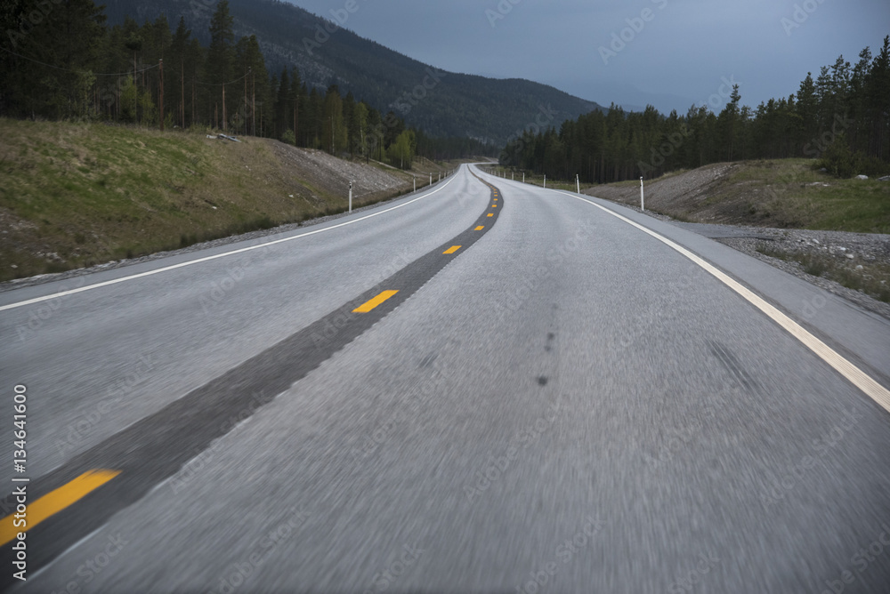 Straße in Norwegen. Aufgenommen bei etwa 100 Km/h durch das Frontglas.