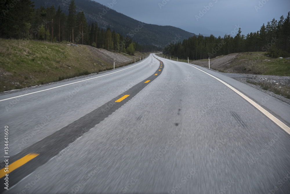 Straße in Norwegen. Aufgenommen bei etwa 100 Km/h durch das Frontglas. Straße in Norwegen. Aufgenommen bei etwa 100 Km/h durch das Frontglas.