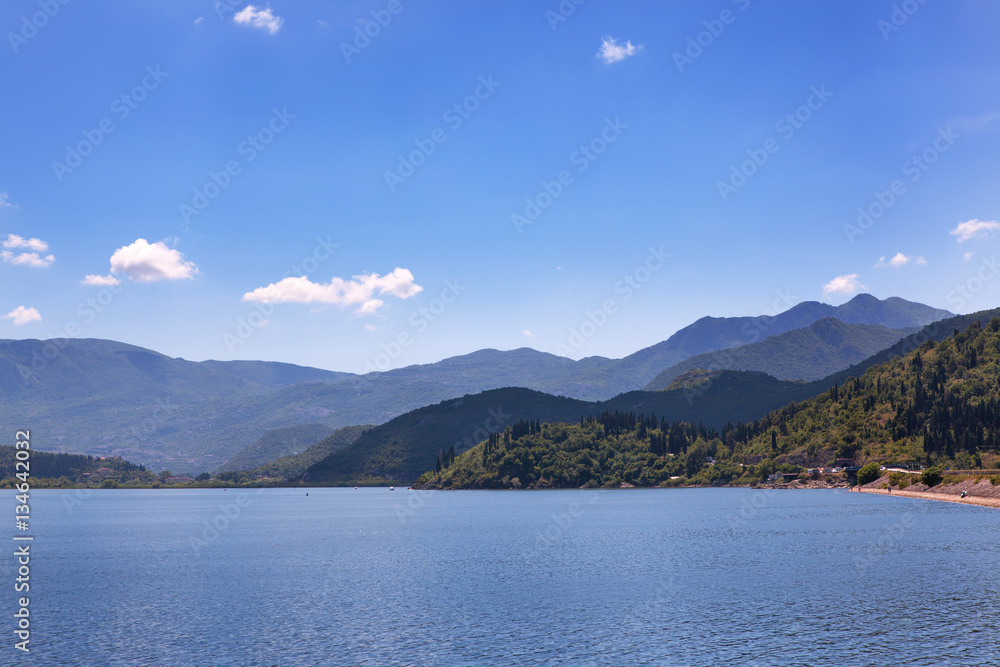 Вид на воды Скадарского озера.  Черногория.