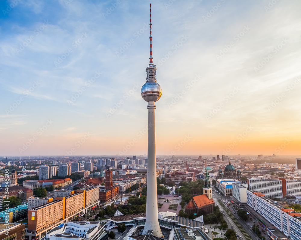 Naklejka premium Widok na miasto Berlin z wieżą telewizyjną w centrum, Niemcy