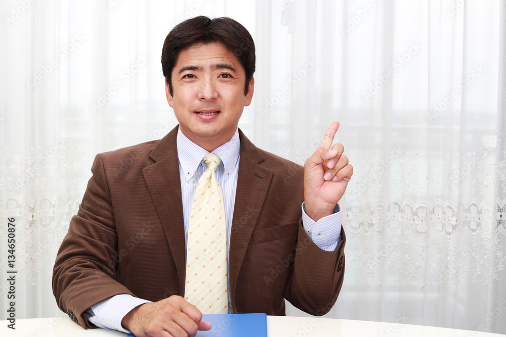 指示するビジネスマン