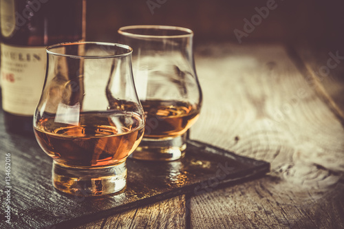 Canvas Print Whiskey with ice in glasses